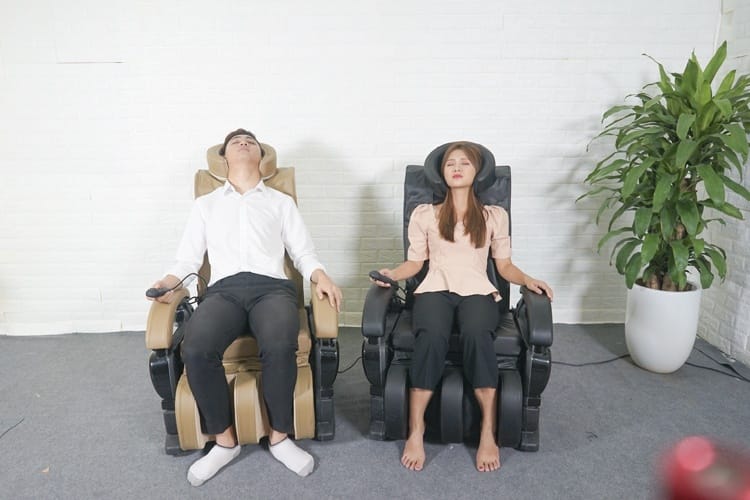 Trang bị con lăn massage tại chỗ ở phần lưng, gáy ghế massage Queen Crown QC T1 được 